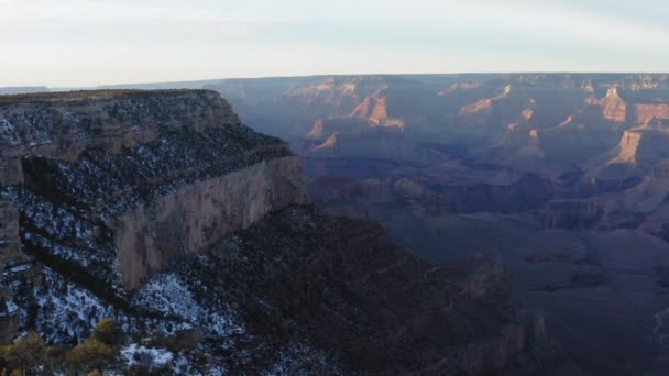 Schneebedeckte Berge Und Bäume Über Dem Shoshone Point Des Majestätischen — Stockvideo