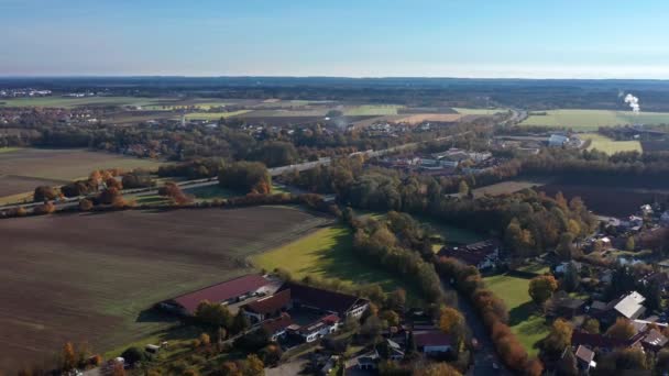 Płynny Lot Wstecz Nad Miasteczkiem Bawarskim Jesienią Sielankowe Życie Obok — Wideo stockowe