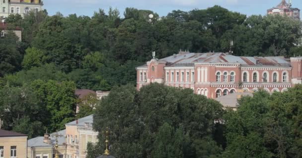 Historisk Bygning Med Frodige Grønne Trær Ved Daggry Kyiv Ukraina – stockvideo