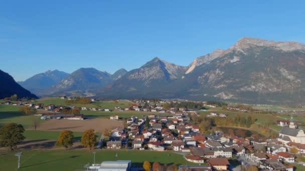 Flyover Calmante Para Baixo Direção Vila Cênica Tirol Áustria Drone — Vídeo de Stock