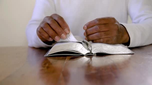 Hombre Rezando Con Biblia Sobre Fondo Blanco Stock Video — Vídeo de stock