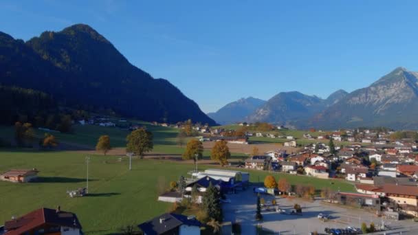 Voo Calmo Tirar Fôlego Direção Montanhas Acima Cidade Áustria Drone — Vídeo de Stock