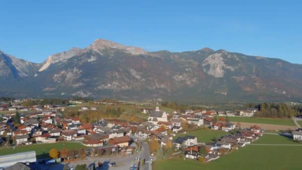 Kalmerende Ochtendvlucht Richting Kerk Tirol Oostenrijk Drone Forward Shot — Stockvideo
