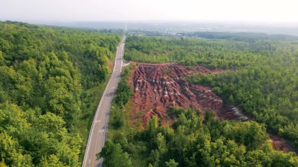 カナダオンタリオ州カレドンのチェルトナム バドランズの空中軌道ドローン撮影 — ストック動画