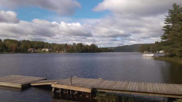 Hermoso Día Una Casa Campo Canadá Rural Con Gran Muelle — Vídeo de stock