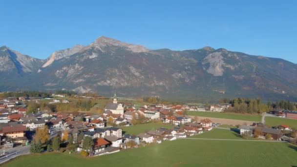 Voo Matinal Tirar Fôlego Para Igreja Aldeia Tirol Áustria Empurrar — Vídeo de Stock