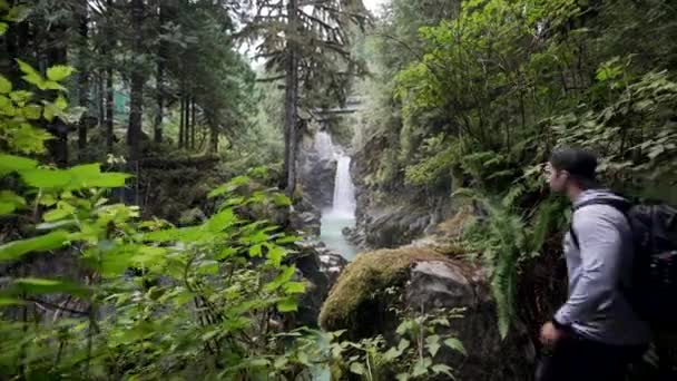 Hiker Walks Forest Scenic View Mamquam Falls Squamish Canada — 비디오