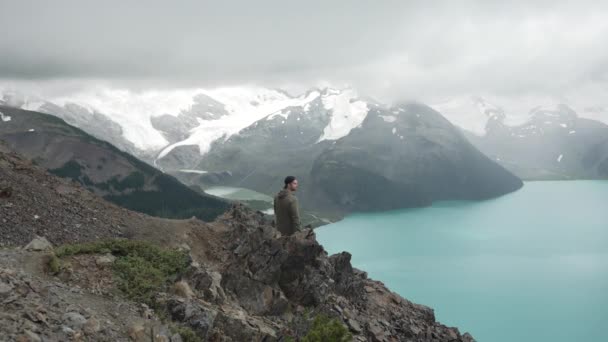 Man Rugged Mountain Admiring Pittoresco Veduta Del Lago Garibaldi Nel — Video Stock