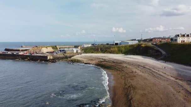 Drone Skott Kuststaden Resort Visar Hamninfarten Och Tom Strand Ljus — Stockvideo