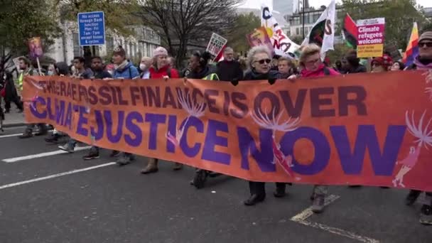 Protestující Nesou Oranžový Prapor Který Říká Éra Fosilních Financí Skončila — Stock video