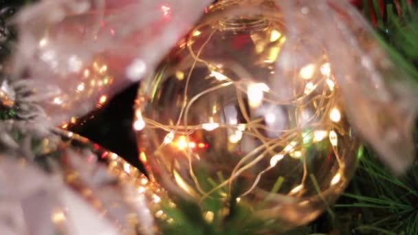 Transparente Weihnachtskugel Mit Lichtern Die Weihnachtsbaum Hängt Ornamente Und Dekorationen — Stockvideo