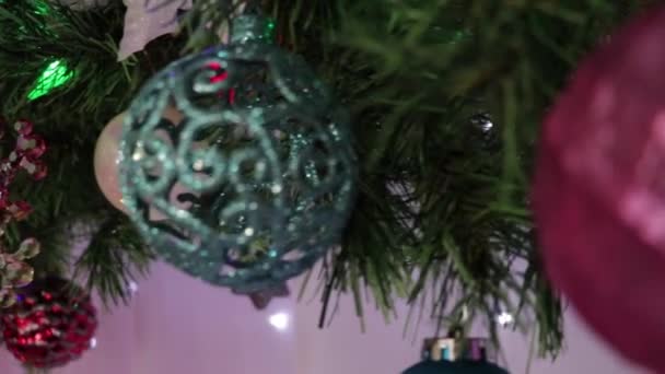 美しい装飾が施されたクリスマスガーランド — ストック動画