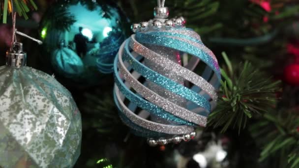 Blauer Weihnachtsschmuck Der Baum Hängt Schöne Weihnachtsdekoration Zoom — Stockvideo