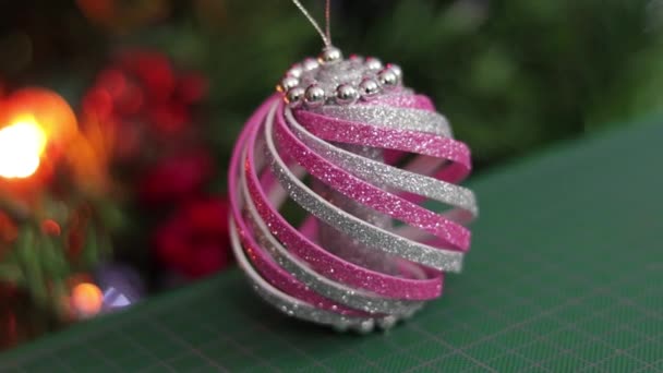 緑のカットマットの上にピンクとシルバーのキラキラフォームクリスマスの飾り 美しいクリスマスの装飾 — ストック動画