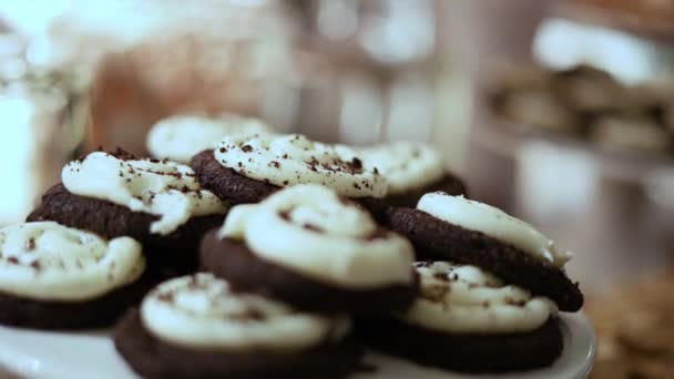 Heerlijke Chocoladekoekjes Met Vanille Icing Bij Receptie Close — Stockvideo