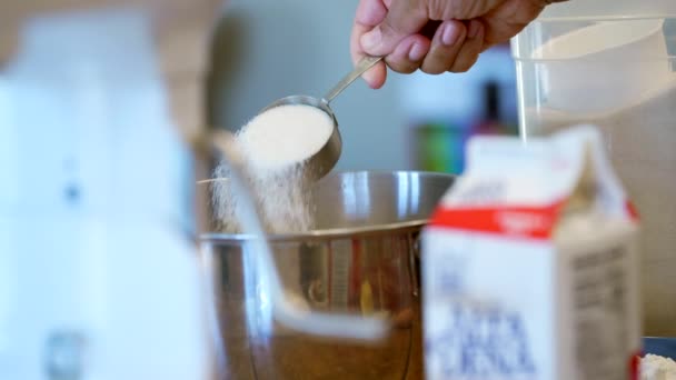 Добавление Сахара Миску Приготовления Домашнего Десерта Мамы Замедленная Съемка — стоковое видео