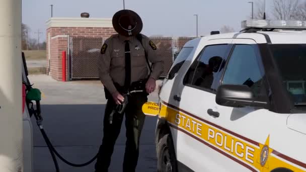 County Sheriff State Police Illinois Filling Gas Calmly — Stock Video