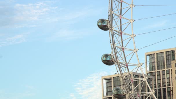 Tiro Estático London Eye Ferris Sem Movimento Céu Azul Edifícios — Vídeo de Stock