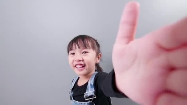 Klein Aziatisch Meisje Genieten Van Het Gebruik Van Smartphone Voor — Stockvideo