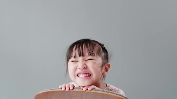 Niño Con Mano Cabeza Mirando Cámara — Vídeos de Stock