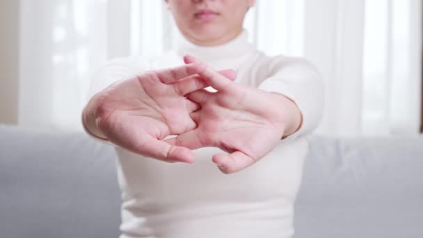 Detail ženy provádějící ruční protahování v důsledku neustálého používání technologií. Koncepce možných problémů s poškozením způsobených opakovanými pohyby a nadměrným využíváním technologií.