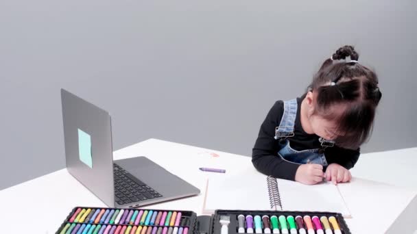 Dessin Fille Avec Gis Cire Dans Carnet Feuilles Vierges Affichage — Video