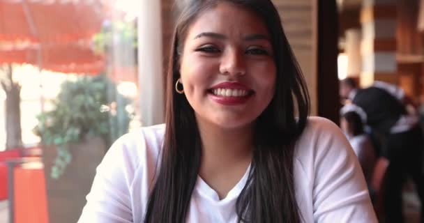 Attraktive Süße Mädchen Einem Café Während Eines Dates Staunt Und — Stockvideo