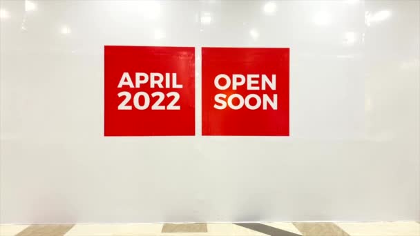 Снимок Open Soon Апреля 2022 Табличка Белым Фоном Местном Болоте — стоковое видео