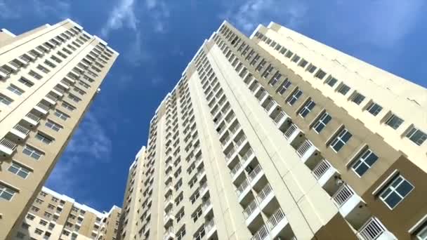 Padella Basso Angolo Colpo Condominio Con Cieli Blu Chiaro Sullo — Video Stock