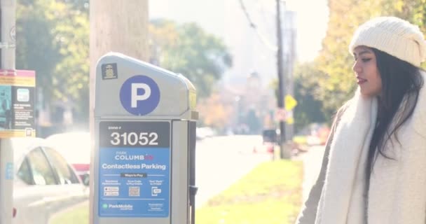 Woman Has Problems Parking Meter Which Accepting Her Card Dressed — Stock Video