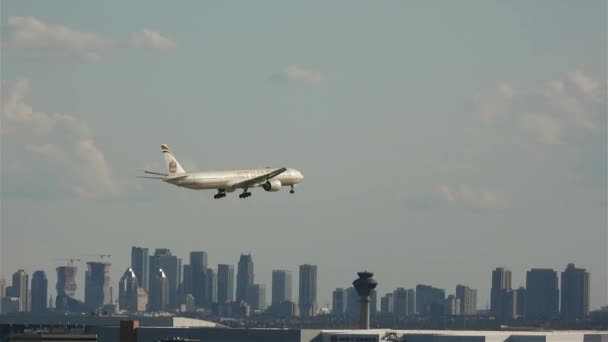 Vue Panoramique Atterrissage Avion Etihad Sur Aéroport International Pearson — Video