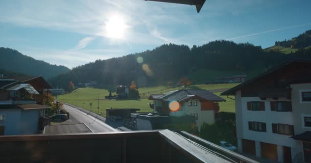 Pemandangan Balkon Pagi Dari Jalan Raya Pinggir Gunung Pedesaan Tirol — Stok Video