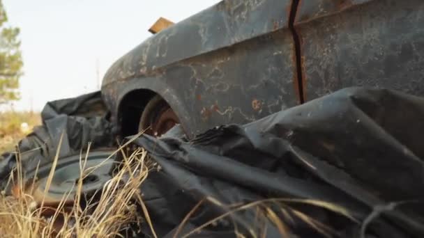 カリフォルニア州パラダイスの野火からの役に立たない墜落した錆びた廃車の眺めを間近で見る — ストック動画