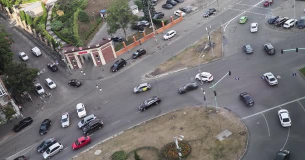 Gematigd Verkeer Rijden Door Kruising Road Kyiv City Hoge Hoek — Stockvideo