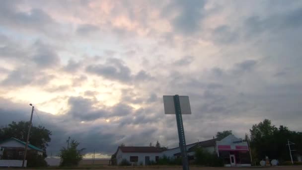 Timelapse Σύννεφα Που Κινούνται Γρήγορα Πάνω Από Μια Μικρή Πόλη — Αρχείο Βίντεο