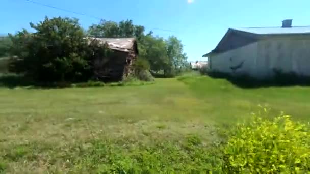 Slow Motion Przechodząc Obok Farmy Patrząc Grunty Rolne Kraju Miły — Wideo stockowe