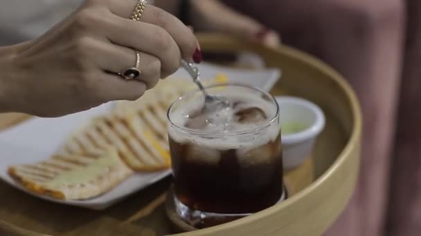 Mujer Joven Batir Con Cuchara Metal Helado Una Taza Vidrio — Vídeo de stock