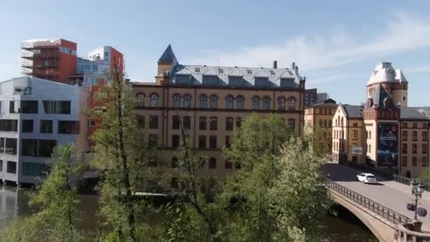 Schöne Gebäude Der Innenstadt Von Norrkoping Die Luft Fliegt Hin — Stockvideo