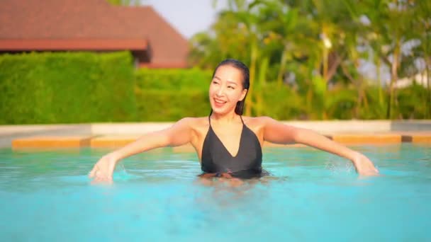 Mulher Tailandesa Asiática Dentro Piscina Salpicando Água Com Ambas Mãos — Vídeo de Stock
