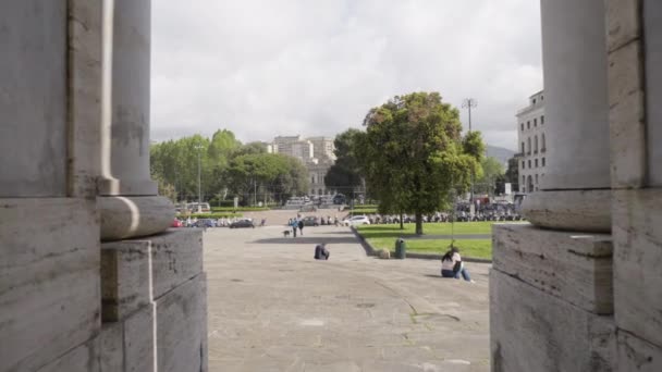 Witte Marmeren Zuilen Onthullen Van Het Stadsgezicht Van Genua Dolly — Stockvideo