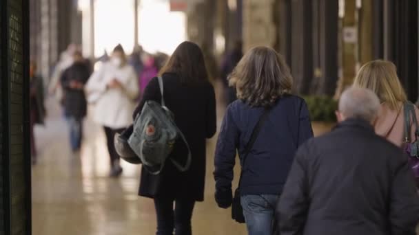 Muchas Personas Diferentes Caminando Calle Génova Italia Tiro Mano — Vídeos de Stock