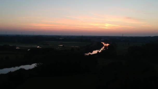 Latający Widok Złotej Godziny Świeci Nad Łąką Graniczącą Rzeką Belgia — Wideo stockowe