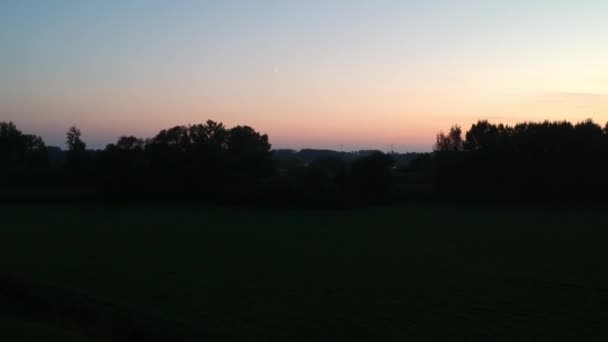 Aufgekippte Drohnen Schossen Auf Fluss Mond Und Windmühlen Zeitlupe — Stockvideo