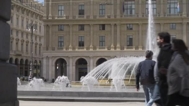 Ceneviz Şehrindeki Piazza Ferrari Çeşmesinde Insanlar Geziniyor — Stok video