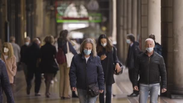 Persone Che Indossano Maschera Facciale Mentre Camminano Strade Genova Italia — Video Stock