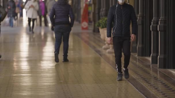 Pessoa Andando Usando Máscara Protetora Rua Gênova Vista Mão — Vídeo de Stock