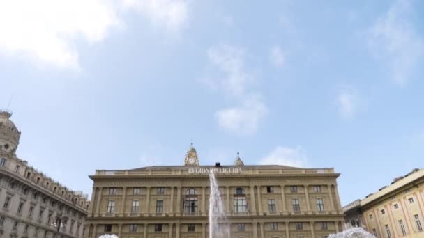 Majestatyczna Fontanna Piazza Ferrari Genui Przechylający Się Widok — Wideo stockowe