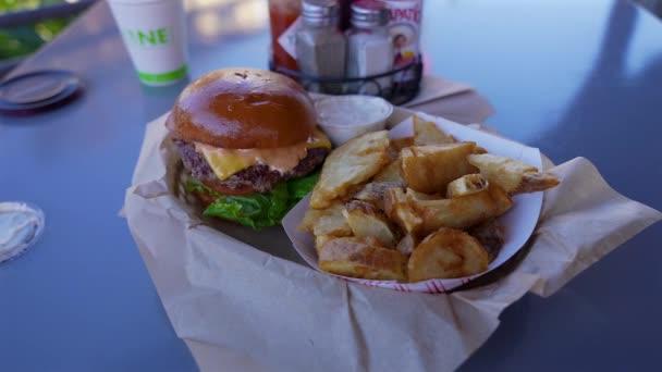 Cheeseburger Cunhas Batata Uma Mesa — Vídeo de Stock