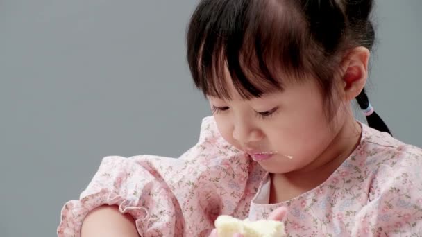Close Menina Asiática Concentrar Comida Sorrir Comer Torrada Manteiga Crocante — Vídeo de Stock