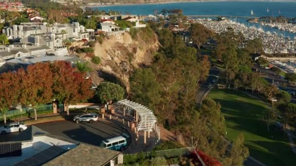 カリフォルニア州ダナ ポイント港を見下ろす空中の視点 — ストック動画